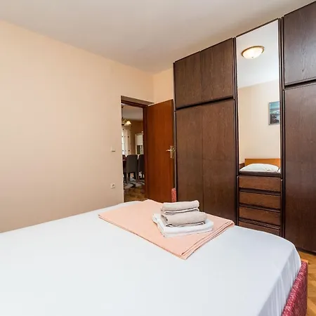 Juracak Apartment *